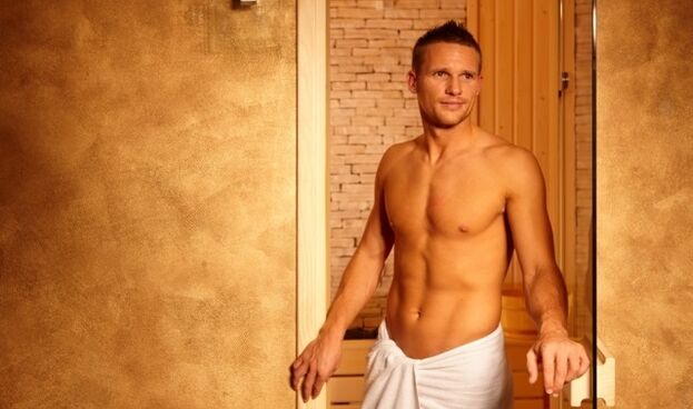 Άνδρας στο λουτρό πριν από τη διεύρυνση του πέους