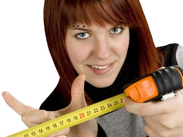 Το κορίτσι δείχνει το μικρό πέος πώς να το μεγεθύνει