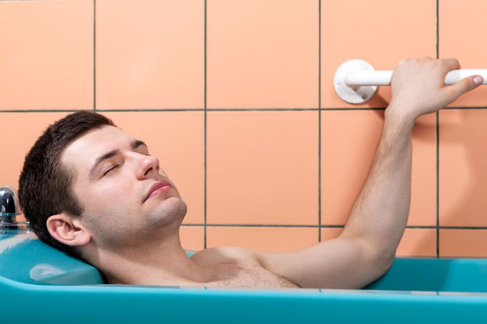 Ένας άντρας κάνει μπάνιο με μαγειρική σόδα για να μεγαλώσει το πέος του